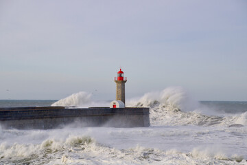 Farol de Felgueiras no Porto, Portugal num dia de ondulação acentuada.