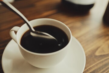 かき混ぜるコーヒー