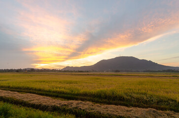 Fototapeta premium Beautiful morning sunrise colorful cloud