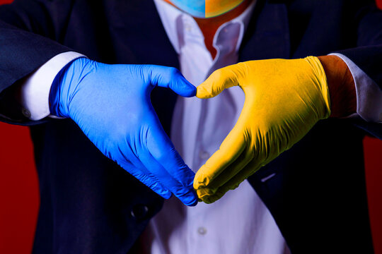mani con i guanti e i colori dell'Ucraina i