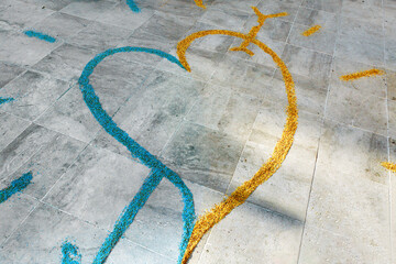 cuore disegnato nel marciapiede con i colori dell'Ucraina - obrazy, fototapety, plakaty