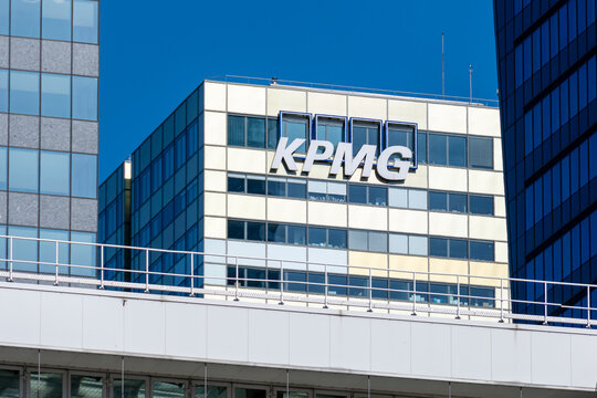 Courbevoie, France - 14 mars 2022: Vue ext&eacute;rieure de la tour abritant le si&egrave;ge social de KPMG France, cabinet d'audit et de conseil situ&eacute; dans le quartier d'affaires de Paris-La D&eacute;fense