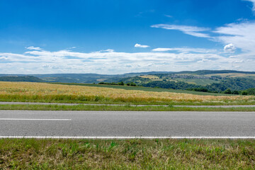 Landstraße durch Felder, Panoramablick auf die Landschaft des Mittelrheintals bei Sankt...