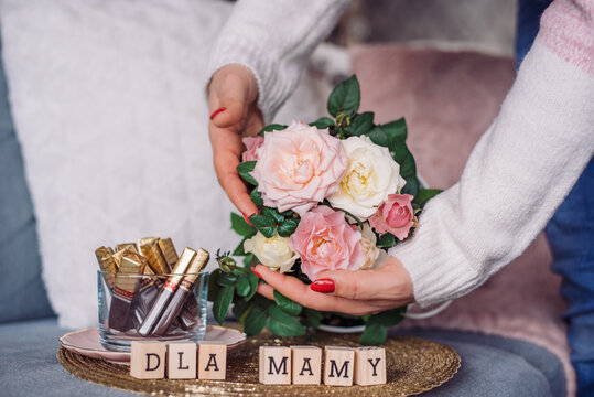 Bukiet kwiat&oacute;w i prezent dla mamy na dzień matki.