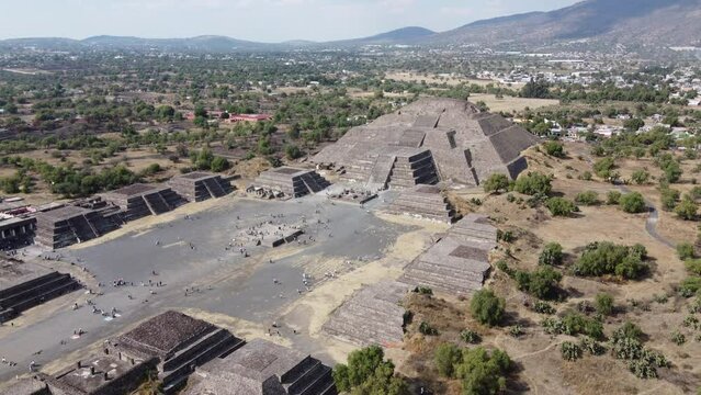 top view drone pyramids Teotihuac&aacute;n mexico in calzada de los muertos