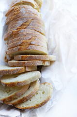 Fette di pane isolate su sfondo bianco. Direttamente sopra.