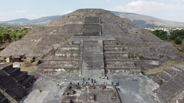 top view drone pyramids Teotihuac&aacute;n mexico in calzada de los muertos