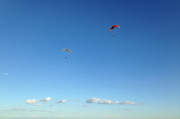 Fototapeta na wymiar paragliders in the blue sky