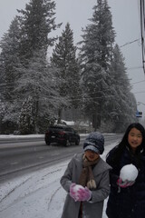 雪遊び　楽しい　兄弟　姉弟　少年　少女　遊ぶ　冬休み　雪の町　クリスマス　笑顔　元気　子ども