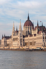 Obraz premium view from the Danube river to the beautiful Gothic building of the Hungarian Parliament as a symbol of the Hungarian capital
