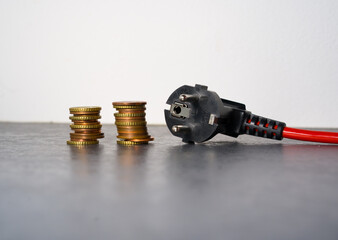 Prise électrique et pièce de monnaie prix électricité tarif en hausse
