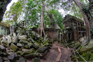 Fototapeta na wymiar Amazing Ta Phrom Temple