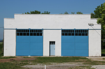 Fototapeta na wymiar grand garage avec portes bleues