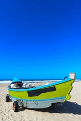 Fischerboot am Strand von Praia de Mira, Portugal