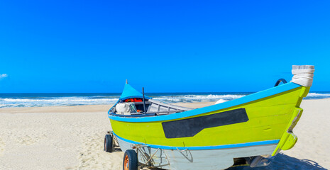 Naklejka premium Fischerboot am Strand von Praia de Mira, Portugal