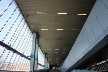 Innenausstattung von modernem Bahnhofgebäude mit Fassaden aus Metall, Glas und Beton und Zugang zu...
