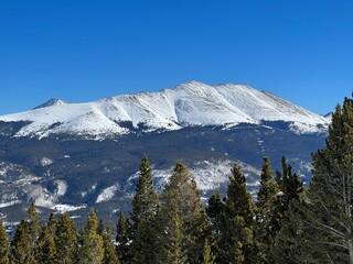 Obraz premium Amazing winter landscape. Peaks covered with snow on a beautiful sunny day. Breckenridge ski resort, Colorado.