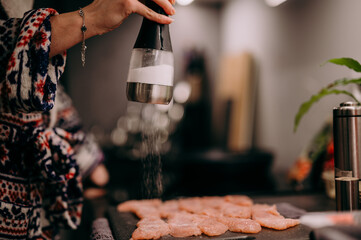 Przyprawianie mięsa pieprzem i solą © rozentuzjazmowany