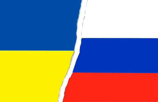 Bandera de ucrania y rusia pintada con una grieta en el medio. Copy space