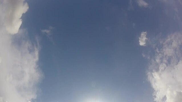Hylper Lapse de um c&eacute;u azul com nuvens