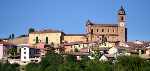 Altstadt von Castelnuovo Calcea auf einem Hügel im Piemont - obrazy, fototapety, plakaty