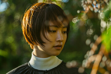 冬の公園にいるショートヘアの女性