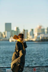 海辺  ショートヘアの女性