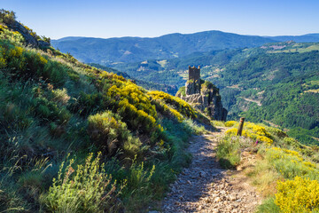 France, Ardèche (07), randonnée au château de Rochebonne dominant la vallée de l'Eyrieux.