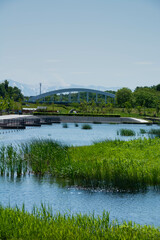 水のある公園とアーチ橋
