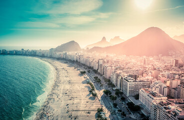 Luftaufnahme des berühmten Copacabana-Strandes in Rio de Janeiro, Brasilien