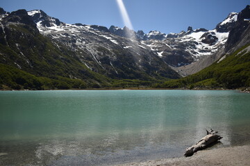 Laguna Esmeralda con rayo de luz en día soleado