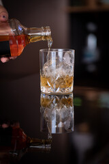 グラスに注がれるウィスキー　whiskey