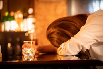 バーカウンターで酔いつぶれる女性　bar