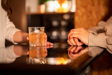 バーカウンターで話す女性　BAR	