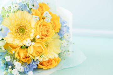 Obraz na płótnie Canvas バラとガーベラの黄色いブーケ　かわいい花束