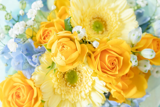 バラとガーベラの黄色いブーケ　かわいい花束
