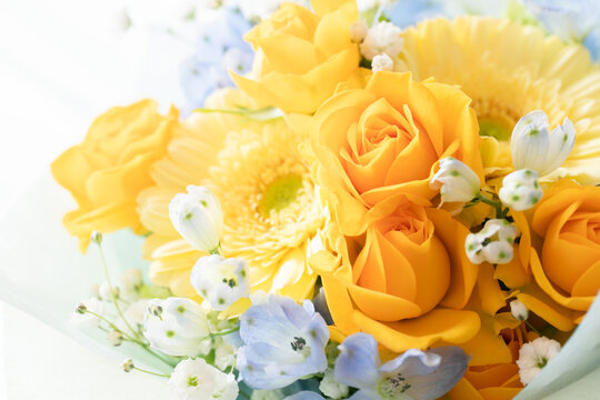 バラとガーベラの黄色いブーケ　かわいい花束
