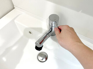 洗面台で水を流す