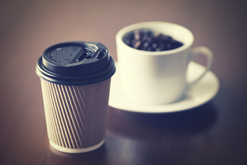 コーヒーカップと紙コップ