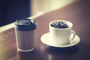 コーヒーカップと紙コップ
