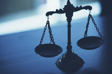 天秤のシルエット