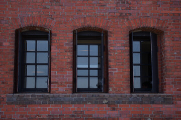 Fototapeta na wymiar レンガ造りの壁に並んだ窓
