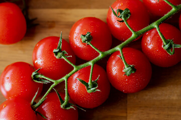 食卓の上のトマト