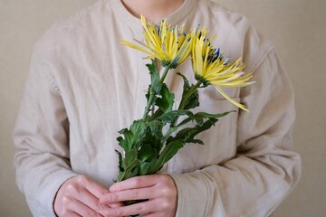 菊の花を持った女性