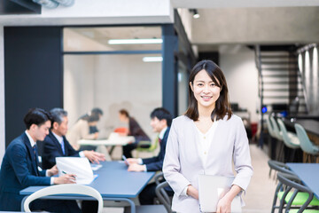 オフィスで働くキャリアウーマン
