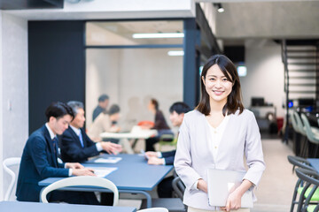 オフィスで働くキャリアウーマン
