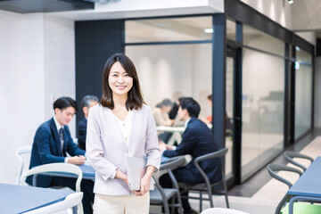 オフィスで働くキャリアウーマン