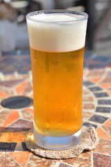 テーブルの上の生ビール