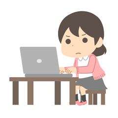 真剣な表情でPCを操作する女性