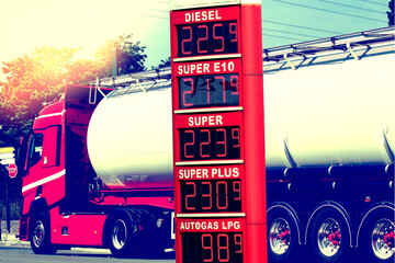 Ein LKW, Tankstelle und hohe Preise für den Kraftstoff